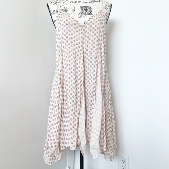 En Creme Dresses & Skirts - En Creme Spaghetti Strap Flowy Dress